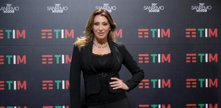 sabrina salerno desnudo|Sabrina Salerno muestra sus cicatrices, desnuda en la bañera